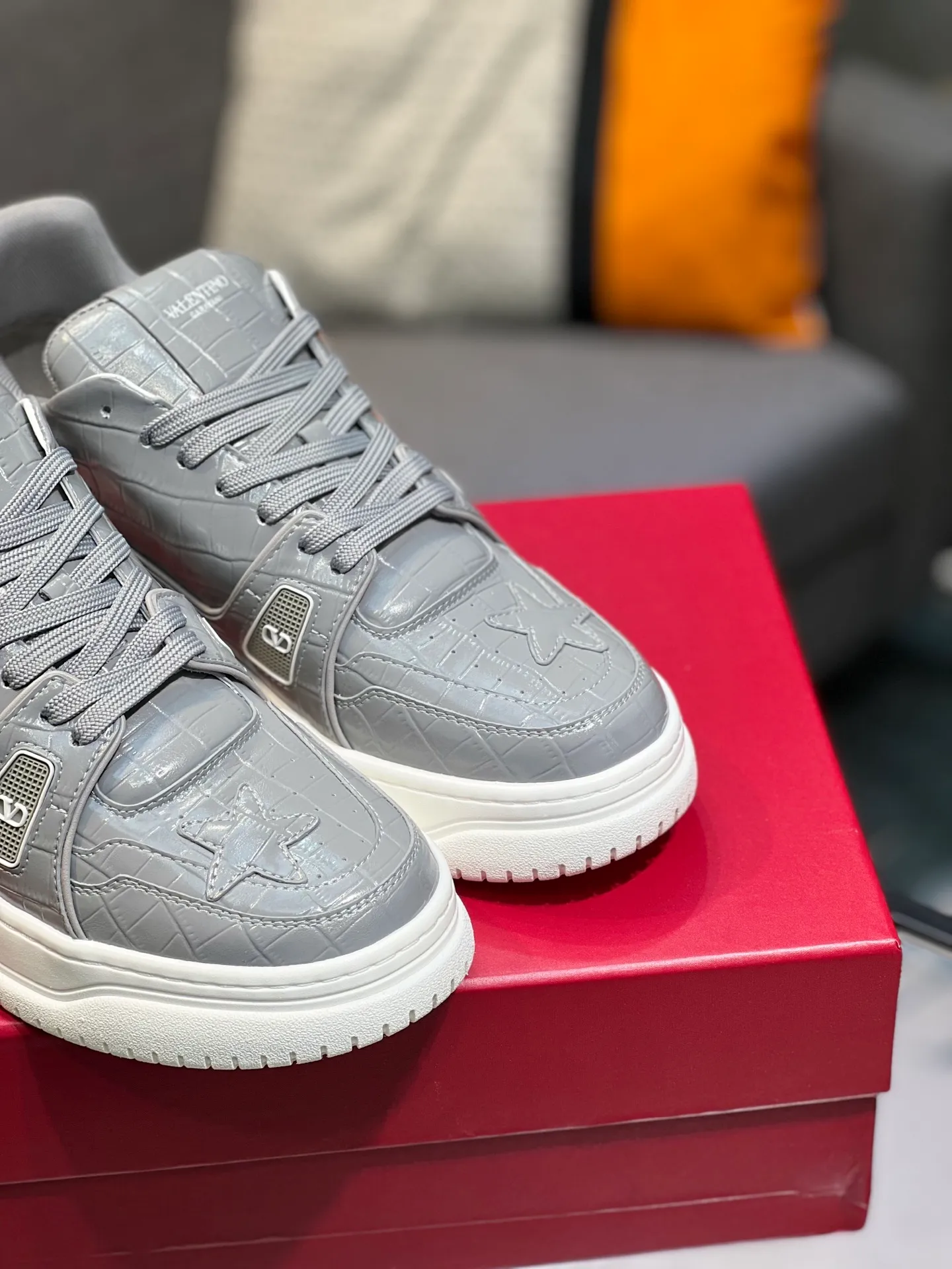 Men's Men's Shoes 💰660 Valentino 2023 early autumn new star shoes are now online! Wang Hedi and Ren Jialun have been worn by many celebrities. Who can refuse the same couple shoes as Wang Hedi! The design of Stars Stab My Heart is cool and spicy. The material of the shoes is cowhide, and every color is beautiful! Size 35-40, men’s size 39-44 (women’s 41, men’s 38, 45🉑️customized)